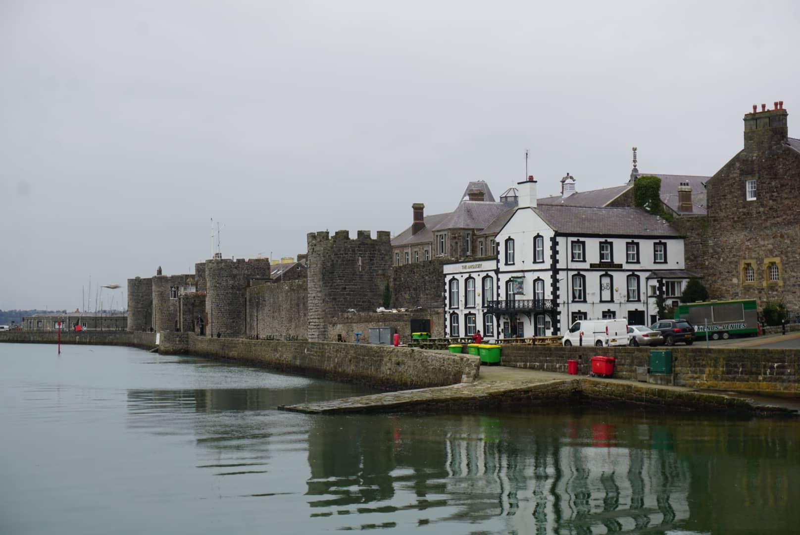 Wales - Marienkirche in einer Mulde